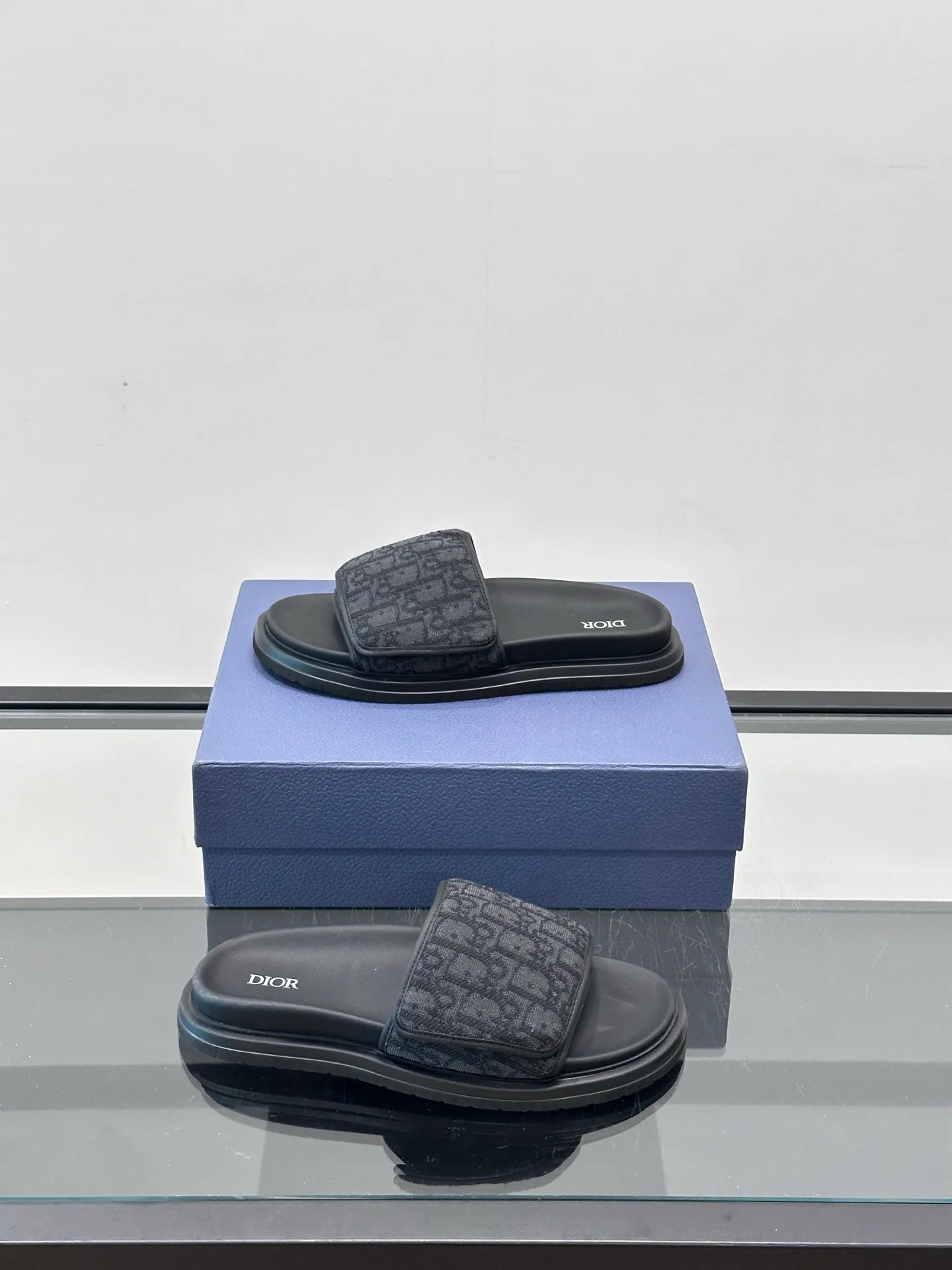 Factory price: 280💰𝐂𝐡𝐫𝐢𝐬𝐭𝐢𝐚𝐧 𝐃𝐢𝐨𝐫 Dior's latest popular sandals, classic upgraded Velcro sandals, original replicas, super durable and versatile, very comfortable on the feet, slimming and white, original cowhide leather upper, sheepskin lining Original d hardware buckle Original molded T men's shoes 💰U outsole Size: 38-44 (.45.46 customized)